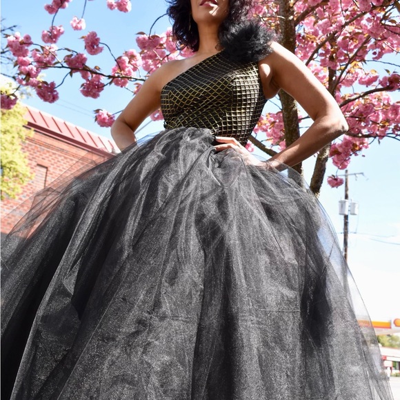 Handmade One Shoulder Black Tulle Ballgown with Asymmetrical Neckline (size 6) - Picture 8 of 12